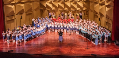 「我的未來不是夢」親子音樂會，9校300名學生和「非非藝術團隊」輪番上台演唱。（照片協會提供） 　 　