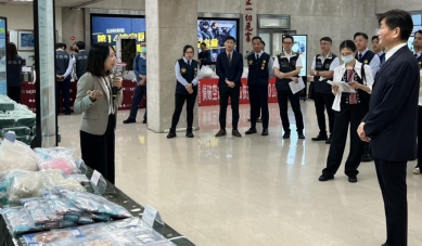 彰化檢、憲、警破獲製毒和販毒據點，檢察官劉欣雅（左）解說過程。（照片彰檢提供）