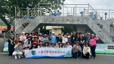 台日韓泰等四國師生在八堡圳取水口合影。（照片大葉提供）
