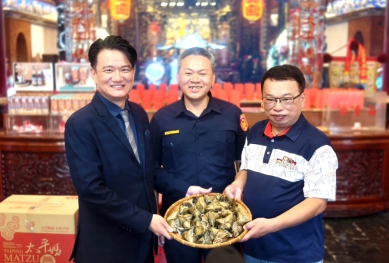 雲林西螺福興宮攜手台中福華送暖端午 端粽傳愛關懷弱勢 歡慶警察節頒發太平媽績優員警獎勵金