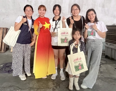 「新住民多元文化共融」推出「茉莉新一袋－網印手作體驗」。（照片移民署提供）