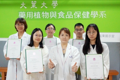 大葉藥保系5學生考取「瑞典式按摩國際證照」。(照片大葉提供)