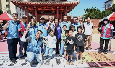 「趣味闖關慶端陽」,龍山寺熱鬧展開。(照片縣府提供)