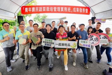 中區農改場「青農實戰班」成果發表,場長楊宏瑛(前排右6)讚許「實戰培訓」成效。(照片農改場提供)
