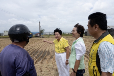 彰化縣長參選人陳素月(右2)向農民承諾,當選縣長,將全額補助農民﹁職災保險﹂保費。(照片陳素月競辦提供)