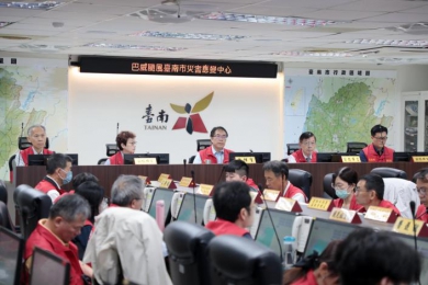 巴威颱風逼近 黃偉哲坐鎮災害應變中心要求全面戒備