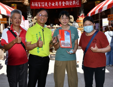 南瑤宮頒發獎學金,林世賢市長(左2)勉勵學子精進學業。(照片公所提供)