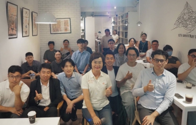 彰化縣議員楊子賢,揪陳素月(前排中)、黃柏瑜,與青年面對面座談。(照片陳素月競總提供)