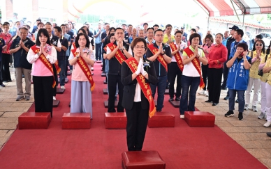 2026年王功漁火節 ,王縣長率立委、鄉長、各級民代祈福。(照片縣府提供)