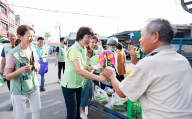 父親節透早,陳素月到果菜市場向農友問安。(照片競選提供)
