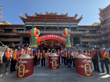 「2026年彰化媽祖祈福文化節」普天宮前「起馬炮」。(照片縣府提供)