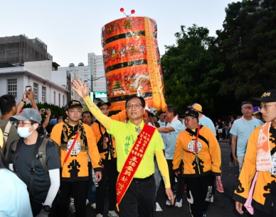 南瑤宮結束祈安遶境回彰化,市長林世賢帶領信眾迎接媽祖鑾轎。(照片公所提供)