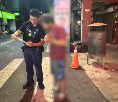 徒步收集四間宮廟章戳至深夜未歸,二林警察分駐所員警尋獲莊男(右)。(照片警方提供)