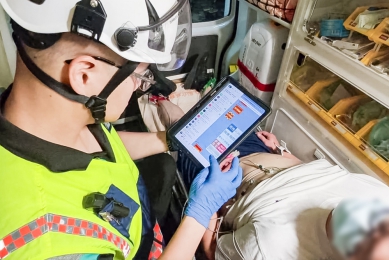 心肌梗塞,彰化消防局救護員先以﹁12導程心電圖﹂上傳彰基備戰。(照片彰基提供)
