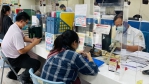 全國疫情警戒降至第二級，移民署彰化縣服務站恢復臨櫃服務。（照片移民署提供）