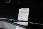 未辦理過戶的王姓車主的愛車擋風玻璃上夾著未繳的停車費單子。（照片執行分署提供）