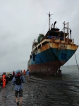外籍雜貨船污染遭罰，企圖脫產遭法務部彰化分署禁止出境。（照片分署提供）