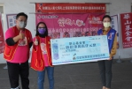 愛星基金會執行長陳子芸（右）將67萬餘元支票影本捐給華山。（照片記者周為政攝）