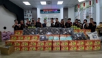 直播主胡凱彬號召好友合捐454箱愛心柚子，家扶王主任回贈感謝狀。（照片家扶提供）