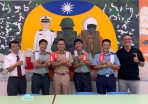 「9、3軍人節」，員林高中校長楊豪森（左）感謝辛勞教官。（照片員中提供）