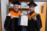 港生盧冠燊（右）獲大葉環工系教授李清華（左）頒給碩士學位。（照片大葉提供）