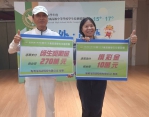 全國農業類學生技藝競賽，企業家陳景松（左）捐270萬元，鼓勵得獎選手。（照片記者林碧珠攝）