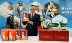 聚茂生技總經理賴明毅展示公司首度開發的五星級常溫調理包。（照片聚茂提供）