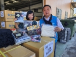 員林市公所和民間企業﹁得展﹂棉業捐出賑災物資和保暖衣物。（照片記者林碧珠攝）