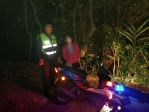 女子半夜騎車散心竟卡山坡  太平警方即刻救援助脫困