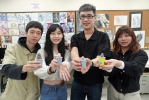 大葉多媒體學程助理教授江家慶（右2），帶領學生設計「扭蛋」。（照片大葉提供）