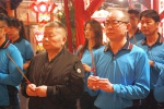 泰山董事長詹景超（左）率主管至鎮瀾宮祭拜。（照片泰山提供）