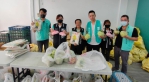 民眾黨彰化縣黨部主委張雪如（左3）率民代送雞蛋、白米和結頭菜給弱勢市民。（照片黨部提供）