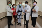 踩空摔癱，74歲蕭姓男子接受常春醫院復健，已可以緩慢行走。（照片宏仁提供）
