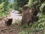 嘉義往瑞里 166線山區雨後巨石擋道  竹崎分局員警擺設交通錐管制車輛