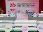 「美力卡」企業捐130床乳膠床墊給員林弱勢家庭，由市長游振雄（右）代表接受。（照片公所提供）