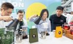 總統蔡英文驚喜現身「台灣美食展」 大讚嘉義縣阿里山咖啡是咖啡中的精品！