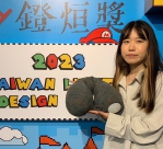 大葉工設系4年級劉又維同學, 發明兼具閱讀燈和頸枕功能的「旅伴抱枕燈」。（照片大葉提供）