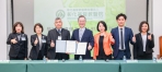 彰基副院長賴健文（左3）與TAISE董事長簡又新（左4）簽署﹁醫療永續發展倡議書﹂。（照片彰基提供）