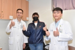 42歲小惠（中）「急性缺血性腦中風」送彰基急救痊癒，左為林志明醫師，右為張梓恩醫師。（照片彰基提供）