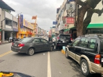 撞成一團｜花蓮市汽車自撞路旁多部車輛 ，3人受傷送醫！