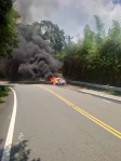 情侶開車到阿里山避暑  半路竟火燒車  竹崎警消共同撲滅火勢