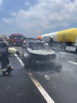 國1高雄瑞隆路段轎車撞鐵桶火燒車無人傷