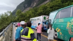 大逃難｜崇德=和平9/8日山崩泥流滾滾，58輛車身陷災區、躲在崇德隧道，土石障礙物清除後，警方引導脫險！