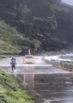 勇戰惡浪｜山陀兒浪拍蘭嶼鄉鱷魚岩環島公路，小轎車搏命衝陣，鄉民高喊「過不去，救人啦！」，這才趕緊倒車敗走！