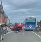 翻車｜花東海岸公路169K，小轎車撞上路邊的變電箱失控翻覆在馬路上！