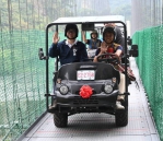 茂林布魯布沙吊橋整建完工陳其邁搭農用搬運車通車