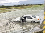 大彎路直直走｜玉里樂合路段，小轎車「飛」進水田內，氣囊爆開；地主：上一次也「飛」來一輛貨車！