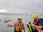 海水漲潮淹上來｜釣客活水湖附近沙洲釣魚被困求救，警、消緊急救援成功！