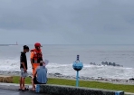 海邊觀浪｜樺加沙颱風進逼掀長浪，海巡署東部分署勸導颱風期間勿前往海岸觀浪，違者將依法舉發裁罰！
