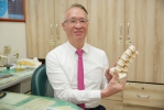 骨質疏鬆暗藏危機  高齡婦人背痛竟是多處脊椎骨折  聖馬醫院黃立人醫師「飛梭椎體成形術」治療改善疼痛